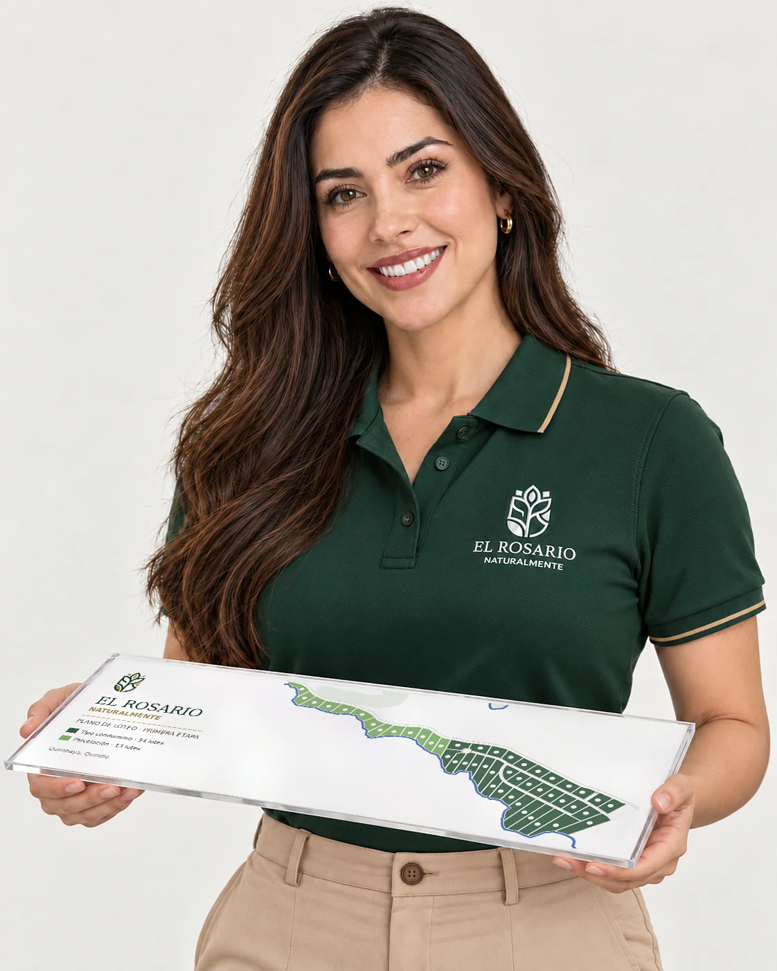 Asesora comercial con la camisa de El Rosario Naturalmente mostrando el plano de lotes